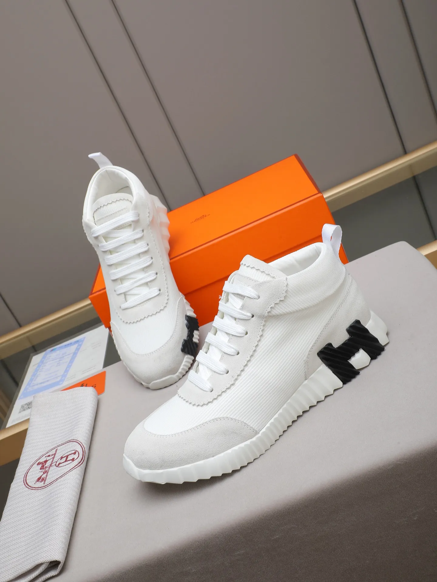 PPP460 (Hermes high-top men's shoes)🆕Men's sports shoes, decorated with textured calfskin details. Spliced ​​with original cowhide, this shoe draws inspiration from the equestrian world, integrating technical details and practical functions. Breathable sheep lining, original combination outsole, high-end quality, and every detail is perfectly combined! Size: 38-44 (45 can be customized)